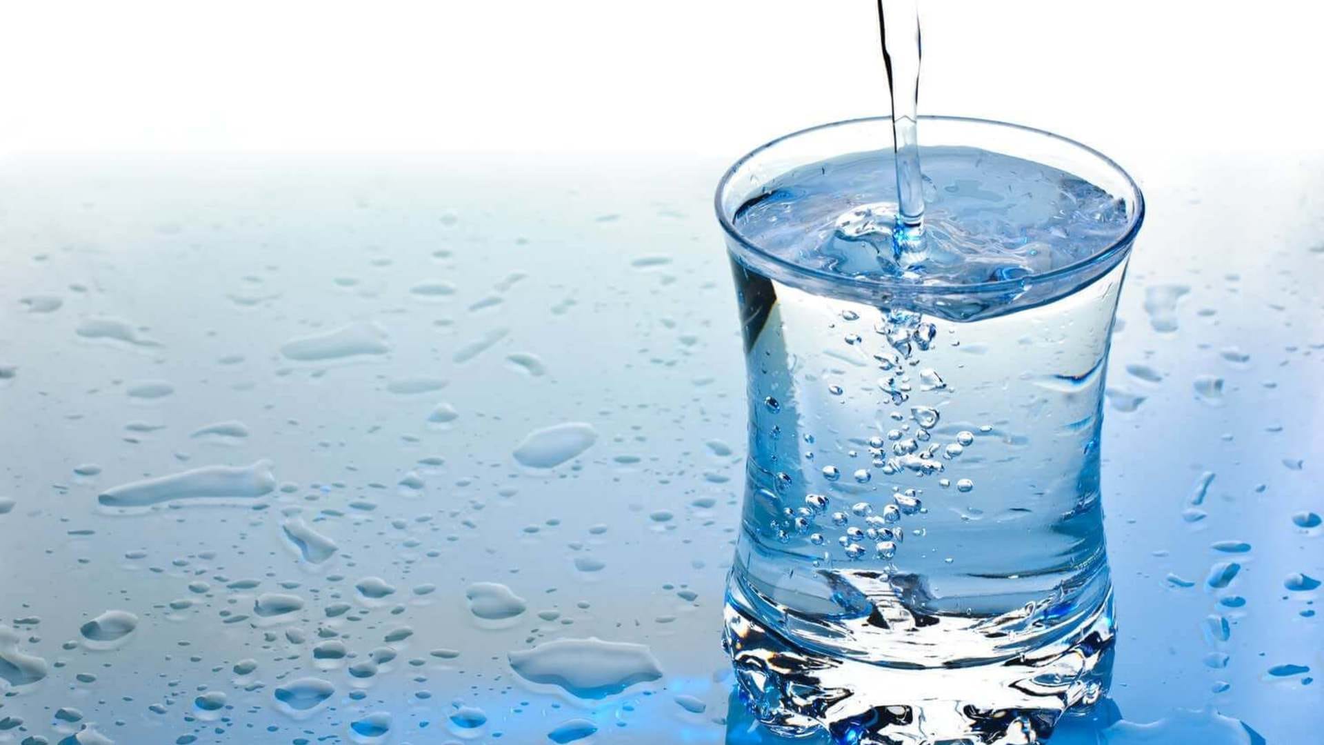 Закон стакана воды. Стакан воды. Чистая вода. Чистая питьевая вода. Минеральная вода в стакане.